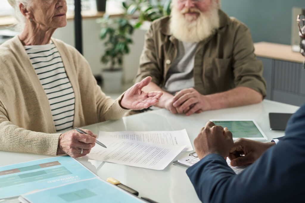 Ancianos que firman un pacto de sucesión.