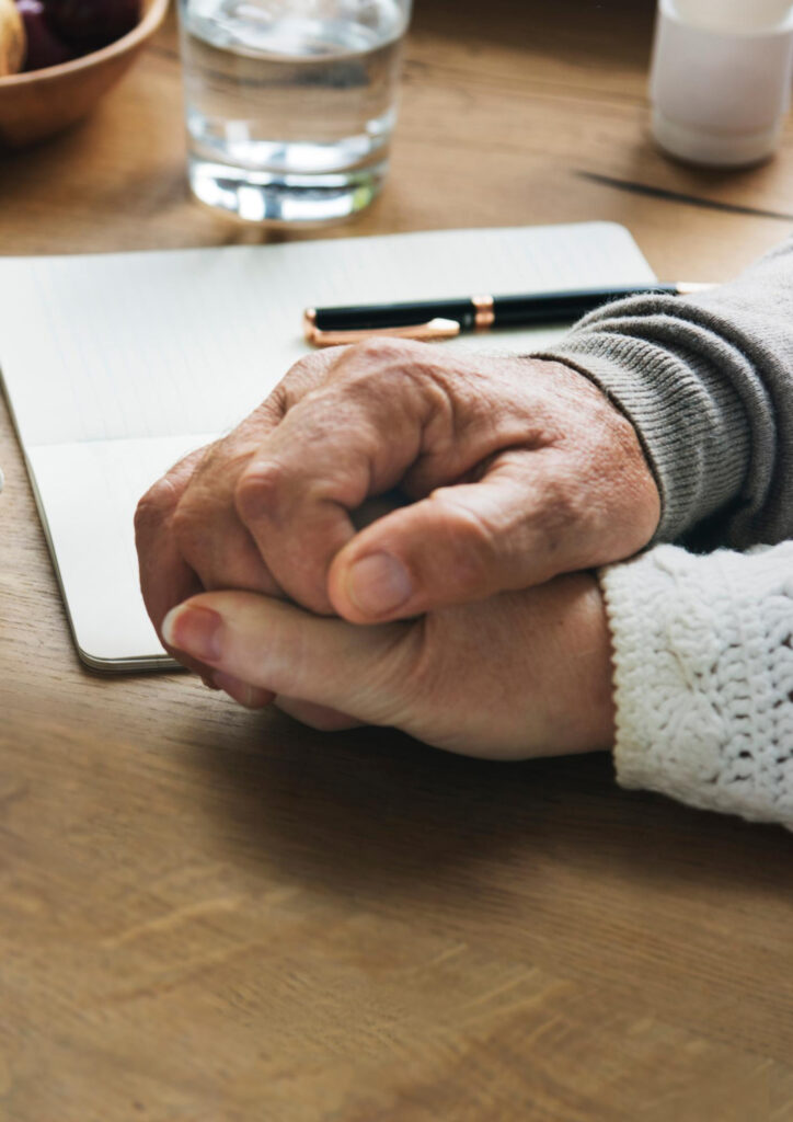 Manos agarradas dando apoyo